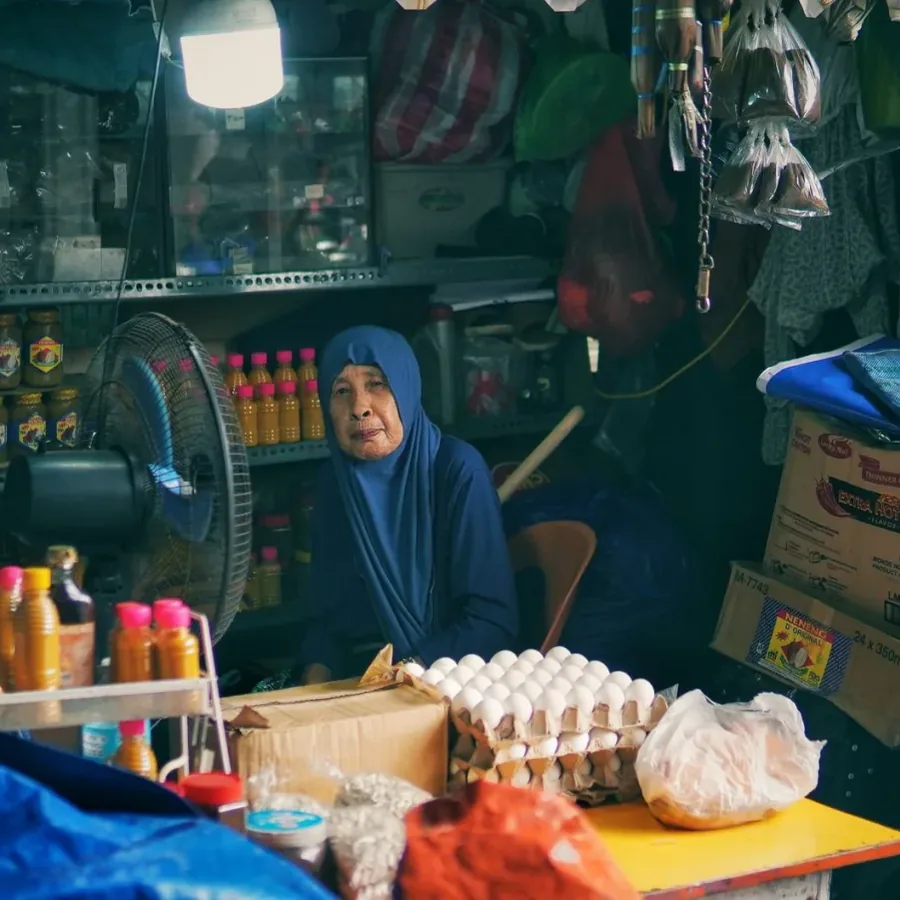 Xe giao hàng trong khu
